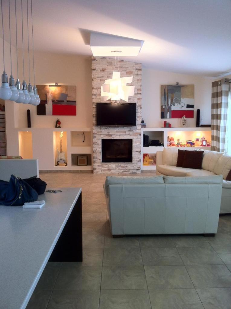 Luxurious 6 Bedroom Villa In A Great Location Chalkida Bagian luar foto
