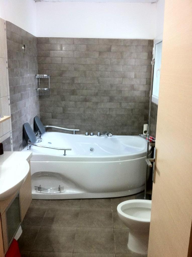 Luxurious 6 Bedroom Villa In A Great Location Chalkida Bagian luar foto
